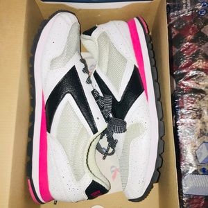 Women’s Brooks Chariot Athletic Shoes